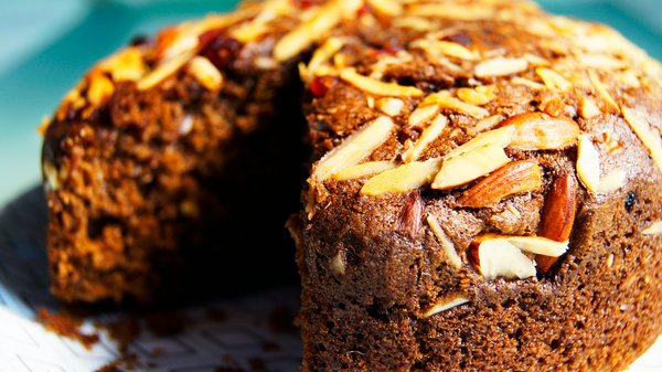 What's the Best Method for Making a Fluffy and Light Victoria Sponge Cake?